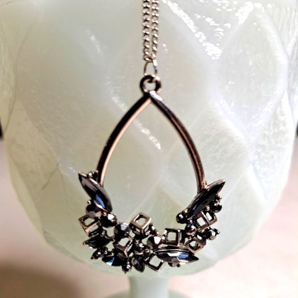 Paparazzi necklace pendant silverwith hematite stones.